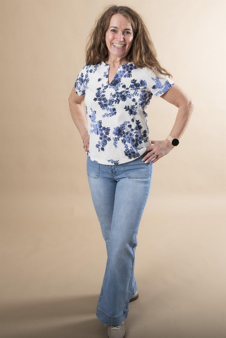 Gesinas T-Shirt - Blue Shadow Flower