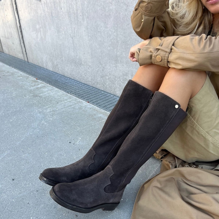 Feel The Faith Suede - Dark Brown
