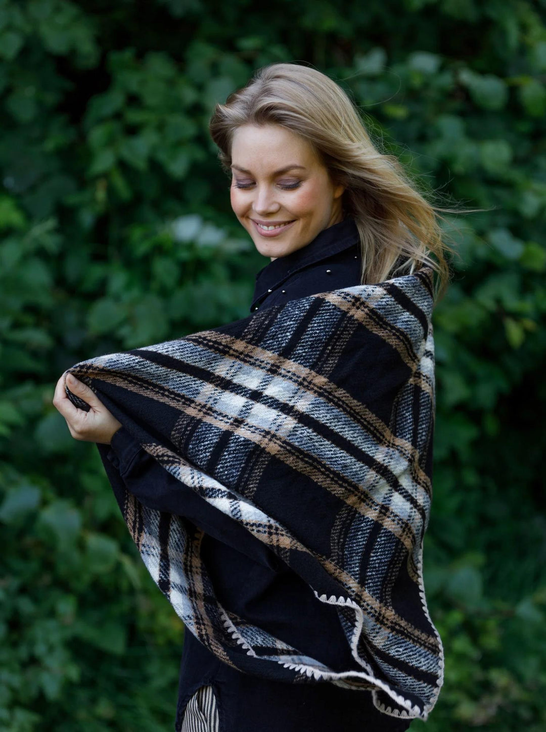 Leoni Chequered Scarf - Black