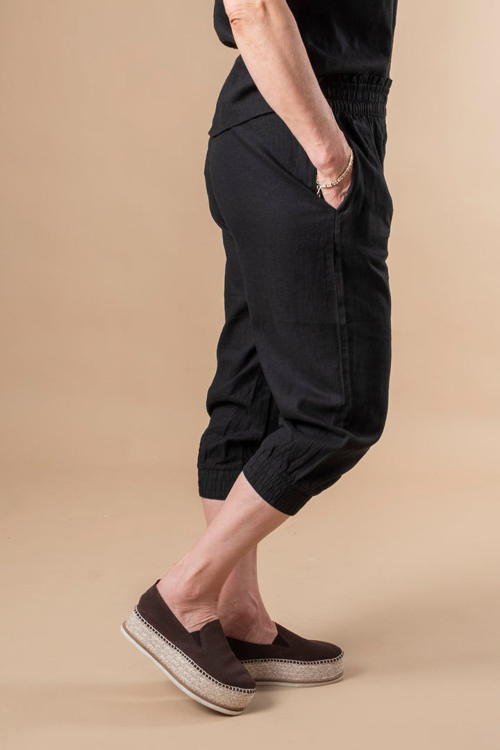 BYFALAKKA CAPRI PANTS - Black -