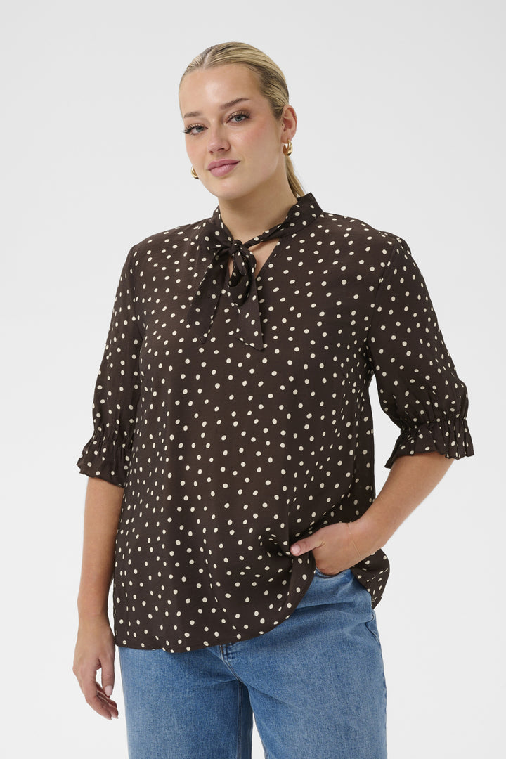 KCditte Blouse - Coffee Bean Turtledove Dot